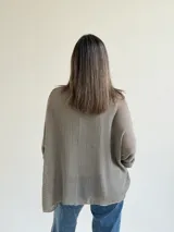 Sweater de tejido tipo waffle color visón, con cuello redondo, mangas amplias con vuelta y corte holgado.