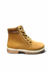 Bota corta de cuero sintético color azul con cordones, suela track tostada y detalle de cuello tejido en lana tono sobre tono.