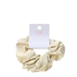 Gomita de pelo tipo scrunchie de tela satinada en color beige.