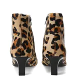 Botas de caña baja con estampado animal print de leopardo, confeccionadas en pelo sintético. Presentan punta fina y taco cuadrado de altura media.