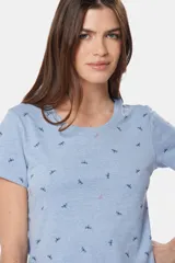 Remera de algodón y poliéster color celeste melange, con estampado de pequeñas libélulas, cuello redondo y mangas cortas.
