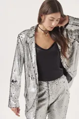 Blusa de satén color crema con escote drapeado y tirantes finos, de corte corto.