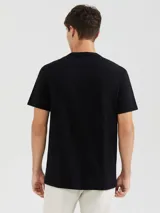 Remera básica de manga corta en color blanco, con cuello en V y diseño liso.
