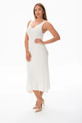 Vestido midi color beige, de tejido de punto acanalado, con escote redondo y breteles anchos.