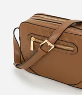 Bandolera negra pequeña de material sintético con textura geométrica. Tiene correa ancha regulable, cierre de cremallera, separadores internos y bolsillo externo con cremallera.