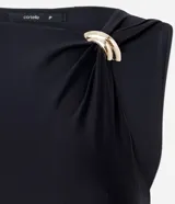 Vestido midi negro de microfibra, sin mangas, con escote asimétrico y detalle de hebilla dorada en el hombro. Presenta fruncido en el lateral y un corte ajustado.