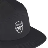 Gorro Adidas negro de cinco paneles con visera plana y escudo del Arsenal bordado en blanco en el frente.