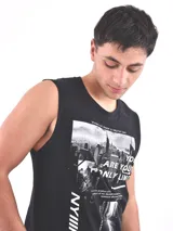 Musculosa gris con estampa de moto en el frente.