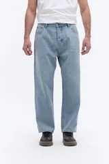 Pantalón de jean con corte baggy, tiro medio y diseño amplio en piernas y cadera. Cuenta con pasacintos y cierre frontal con botón.