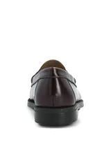 Mocasines de cuero color bordó con diseño clásico tipo penny loafer, costuras reforzadas en la puntera y suela con tecnología de amortiguación.