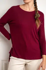 Remerón bordeaux de viscosa con elastano, corte oversize y mangas largas.