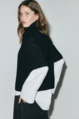 Top de punto de manga corta con cuello alto acanalado y terminaciones en rib en puños y bajo.