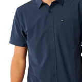 Camisa de manga corta azul marino con tecnología Vaporcool y Aerotech, tejido elástico y respirable, cuello camisero, cierre frontal de botones y un bolsillo en el pecho.