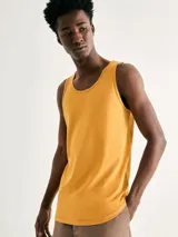 Musculosa de corte slim, color rojo, con cuello redondo y sisas amplias.