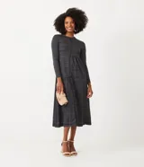 Vestido midi gris oscuro de manga larga, con cuello redondo y falda acampanada con recortes.