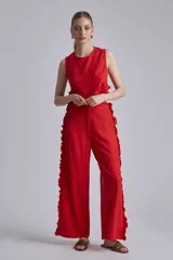 Pantalón ancho de tiro alto color rojo, con volados decorativos a lo largo de las costuras laterales exteriores.