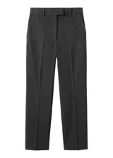 Pantalón de corte recto y tiro medio, color gris oscuro, con bolsillos laterales y pascadores para cinturón.