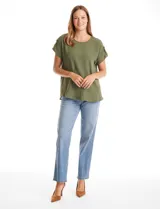 Blusa de crepe color blanco, con cuello redondo a la base y mangas cortas con detalle de presilla y botón.