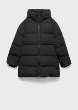 Campera puffer acolchada de color negro, con capucha, cuello alto, cierre de doble cremallera y bolsillos laterales.
