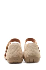 Sandalia de cuero beige con diseño de múltiples tiras con cierre de velcro. Presenta una combinación de texturas, incluyendo cuero con relieve tipo croco en el talón y la puntera, y cuero liso en las tiras superiores. Cuenta con una suela plana de goma con relieve antideslizante.