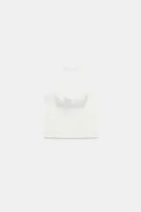 Top de cuello halter con escote corazón, confeccionado en tejido satinado. Presenta cierre lateral con cremallera oculta y botones en la espalda.