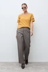 Remera de cuello en V y manga corta, color ocre, con detalle de puntilla en el borde de las mangas.