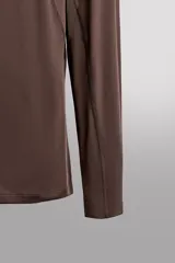 Camiseta técnica de manga larga Zara Athleticz, color marrón, de ajuste slim fit con cuello redondo y costuras decorativas.