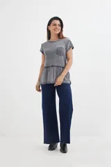 Remera azul con cuello redondo, bolsillo en el pecho y peplum en el ruedo.