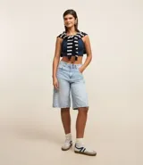 Blusa tipo crop top color verde oliva, confeccionada en tejido rib acanalado, con cuello halter y diseño sin mangas.