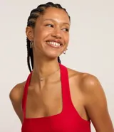 Blusa cropped de bengalina roja, con diseño de frente única, escote cuadrado y corte ajustado.