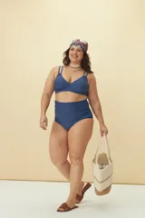 Top de bikini negro con breteles finos y copas triangulares.