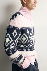 Chaqueta de punto relaxed fit tejida con mezcla de lana, con diseño de rombos y patrones geométricos en tonos azul marino, blanco y rosado. Cuenta con cuello alto, manga larga, acabados en rib y cierre frontal con cremallera de doble dirección.