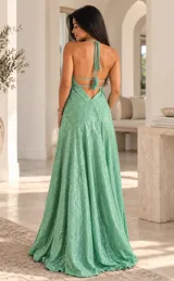 Vestido largo rosado con escote en V halter, tirantes finos y falda fluida amplia. Presenta bordados artesanales a mano con detalles brillantes en toda la prenda y cordón frontal ajustable con borlas.