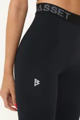Calza deportiva negra de tiro medio, confeccionada en poliamida y elastano.