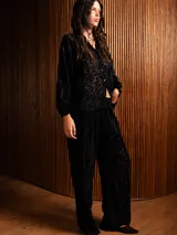 Pantalon recto de terciopelo con diseño devoré que crea transparencias, cuenta con cintura elástica para mayor comodidad.