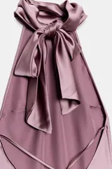 Vestido corto de satén color gris oscuro, con cuello halter y espalda descubierta.
