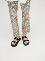 Sandalias de cuero vacuno color caramelo con acabado brillante y plataforma de 3cm.