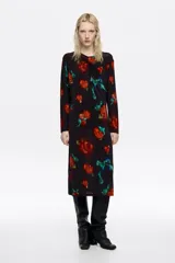 Vestido midi de corte recto con escote redondo fruncido y mangas largas. Presenta un estampado floral con rosas rojas y detalles en verde sobre fondo negro.