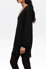 Jersey de punto de corte recto en mezcla de algodón, con escote en V pronunciado y mangas largas con puños acanalados.