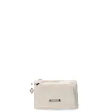 Billetera pequeña color beige con diseño de doble compartimento con cierre y placa metálica frontal con logo de la marca.