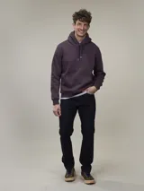 Buzo tipo hoodie de color celeste, confeccionado en tejido fleece, con capucha ajustable mediante cordones y bolsillo frontal tipo canguro.