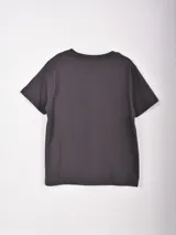 Remera negra de manga corta con cuello redondo y estampado frontal en gris que dice "NEVADA CARSON CITY USA" y el número "35".