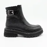 Bota corta de cuero color negro, con suela track de goma, punta redonda, cierre interno y detalle de tira con hebilla metálica en la parte superior de la caña.