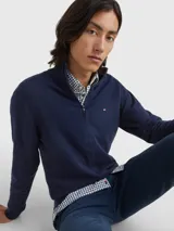 Cárdigan Tommy Hilfiger de hombre, color azul marino, con cuello levantado de punto acanalado y cierre de cremallera frontal. Confeccionado en mezcla de algodón pima orgánico y cachemira, presenta cinta distintiva en la nuca y logo bordado en el pecho.