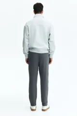 Pantalón deportivo gris oscuro de felpa de mezcla de algodón, con elástico y cordón ajustable en la cintura, bolsillos laterales y puños acanalados.