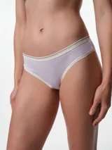Bombacha de tiro medio confeccionada en tela punto rib acanalada, con elástico aplicado en cintura y piernas. Cuenta con fundillo de algodón.