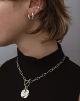 Aros tipo argolla pequeña de diseño minimalista, realizados artesanalmente en bronce y alpaca con pernos de plata 925.