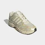 Championes Adidas Adistar MLD color beige, con revestimiento metalizado mate y base de malla perforada transpirable, cordones y suela con detalles en negro.