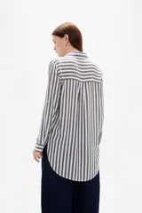 Camisa de viscosa con estampado de rayas verticales, cuello camisero, cierre frontal de botones y bolsillo en el pecho.