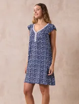 Camisón corto azul marino con estampado floral celeste, escote en V con puntilla blanca y botones.